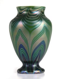 AN ORIENT & FLUME ART GLASS VASE WITH PULLED FEATHERS