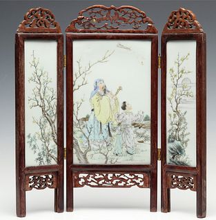 AN ANTIQUE CHINESE HARDWOOD AND PORCELAIN TABLE SCREEN