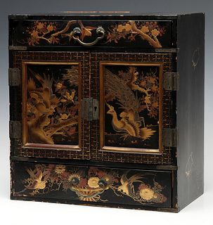 A 19THE CENTURY LACQUERED CHINOISERIE JEWELRY CHEST