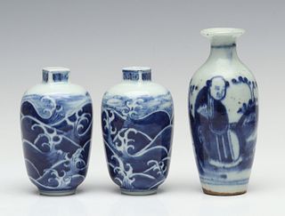 ANTIQUE CHINESE BLUE AND WHITE PORCELAIN CABINET VASES
