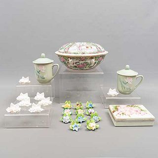 Lote de 23 piezas. Inglaterra y China. Siglo XX. Elaboradas en porcelana y sintético. Algunos Coalport y Royal Adderley. C...