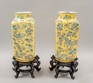 Par de floreros. China, años 80. Elaborados en cerámica amarilla con bases de madera. Decoradas con mariposas y florales. Pz: 2