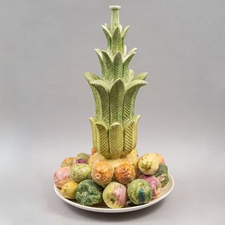 Centro de mesa. Siglo XX. Diseño de frutero. Elaborado en cerámica policromada. Detalles de conservación. 58 cm de altura.