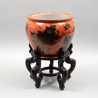 Pecera. China, años 80. Estilo Cantonés. Elaborada en cerámica color naranja con base de madera. Decorada con cristantemos e insectos.