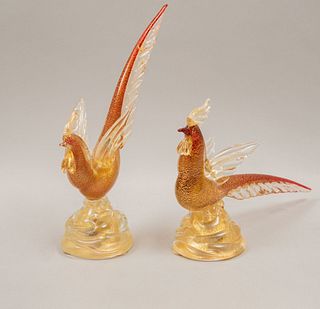 Laterales de gallos. Italia, años 80. Elaborados en cristal de Murano con polvo de oro y tonos rojos. Piezas: 2
