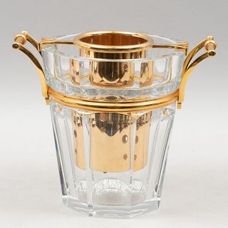Champañera. Francia, siglo XX. Modelo Harcourt. Diseño ochavado. Elaborada en cristal facetado de BACCARAT y metal dorado.