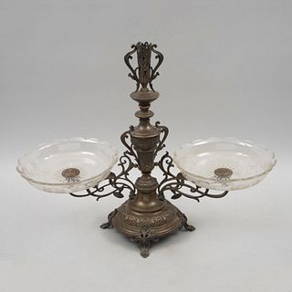 Centro de mesa. Siglo XX. Estilo Art Nouveau. Elaborado en latón dorado con dos depósitos de cristal y realces grabados.