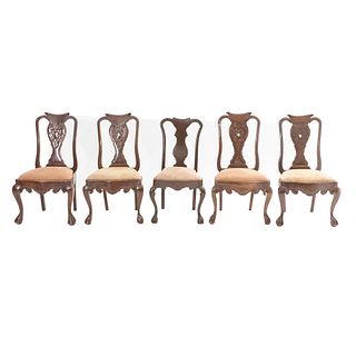 Lote de 5 sillas. Siglo XX. Estilo Chippendale. En talla de madera. Una con diseño diferente. Con respaldos semiabiertos,...