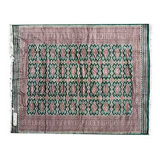 Tapete. Pakistán, siglo XX. Estilo Bokhara. Firmado en farsi. Anudado a mano en fibras ensedadas de lana y algodón. 269 x 193 cm