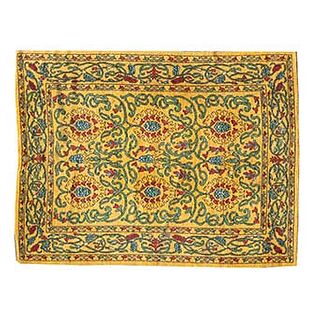 Tapete. Turquía, siglo XX. Elaborado en fibras de lana y algodón. Decorado con motivos orgánicos sobre fondo amarillo. 235 x 168 cm