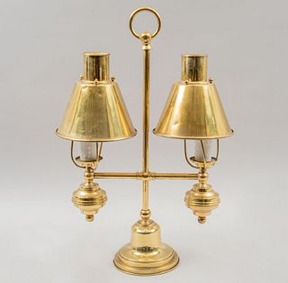 Lámpara de mesa. Siglo XX. Estilo Victoriano. Elaborada en latón dorado. Para 2 luces. Con pantallas cónicas y anillado superior.