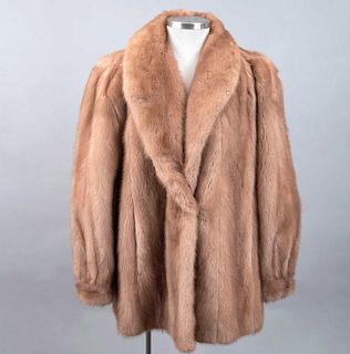 Abrigo 3/4 de largo, elaborado en piel café claro, de la marca Kamchatka.  Talla aproximada: Mediana.