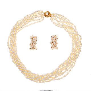 Collar y par de aretes con perlas de río y broche metal base dorado. Peso: 83.4 g.