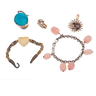 Dos pulseras, dos anillos y pendiente con marfil, turquesa y cuarzos rosas. Talla de marfil forma corazon. 1 mosaico de turquesa...