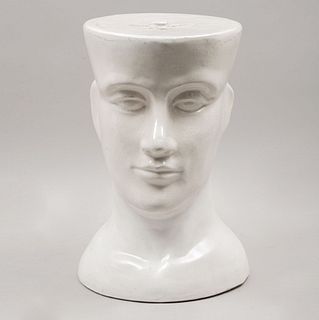 Banco de jardín. Elaborado en cerámica blanca diseño de rostro humano acabado craquelado.