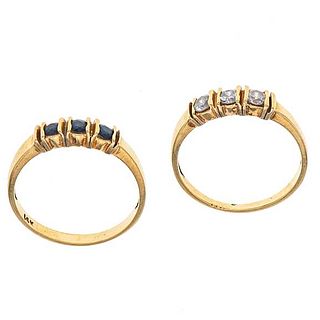 Dos anillos con simulantes en oro amarillo de 14k. Tallas: 5. Peso: 3.2 g.