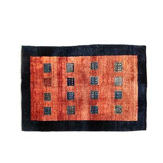 Tapete. Siglo XX. Elaborado en fibras de lana y algodón. Decorado con elementos geométricos en colores anaranjado, azul y beig...