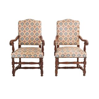 Lote de 2 sillones. Siglo XX. Estilo Luis XIII. En talla de madera de caoba. Con respaldos cerrados y asientos en tapicería...
