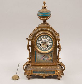 Reloj de chimenea. Beaucourt, Francia, siglo XIX. Estilo Luis XV. De la marca Japy Freres. Fundición en bronce dorado y porcelana.