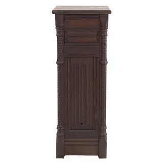 Pedestal. France. 20th Century. Gothic Style. Oak. With quadrangular cover and smooth supports. 47.2 x 17.7 x 17.7" (120 x 45 x 45 cm).