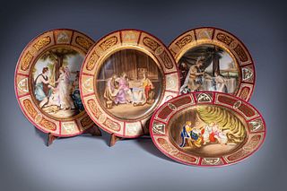 Quattro piatti in porcellana, secolo XX, raffiguranti scene mitologiche