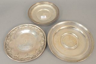 Three sterling plates. 27.9 t.oz. dia. 9 in., 10 1/2 in., 11 in.