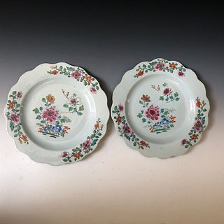 TWO CHINESE ANTIQUE FAMILLE ROSE  PORCELAIN PLATES. 18-19C