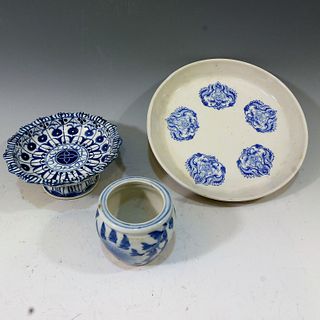 THREE CHINESE BLUE AND WHITE PIECES