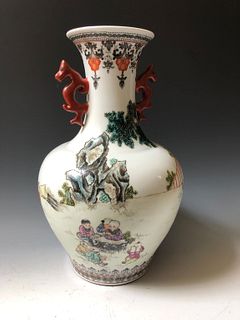A CHINESE FAMILLE ROSE FIGURES PORCELAIN  VASE, REPUBLIC PERIOD. 