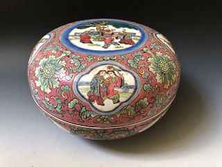 A CHINESE ANTIQUE FAMILLE-ROSE PORCELAIN BOX 