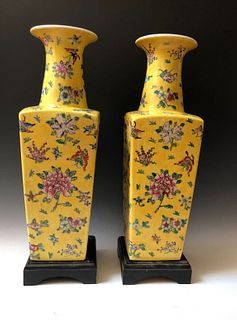 A PAIR OF CHINESE ANTIQUE  FAMILLE ROSE VASES