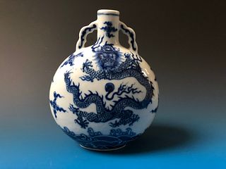 A CHINESE ANTIQUE  BLUE AND WHITE FIGURES MOONFLASK VASE.  QIANLONG MARKED  