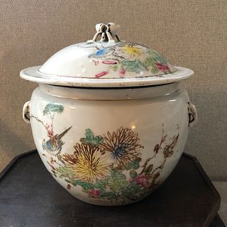 A CHINESE ANTIQUE FAMILLE-ROSE POT