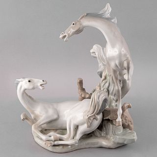 Escultura ecuestre. España, siglo XX. Elaborada en porcelana Lladró acabado brillante. 38 x 35 x 32 cm.