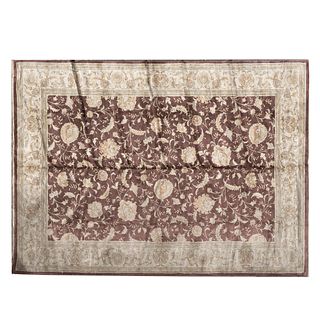 Tapete. Persia. Siglo XX. Estilo Khesan. Elaborado en fibras de lana y algodón. 287 x 196 cm.