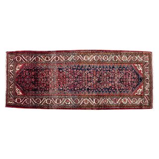 Tapete de pasillo. Persia, Sarough Sherkat Faish con abrash. Siglo XX. Elaborado en fibras de lana y algodón. 300 x 110 cm.