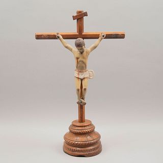 Cristo en la Cruz. México, mediados del siglo XX. Talla en madera estucada, policromada y esgrafiada.  51 x 39 cm.