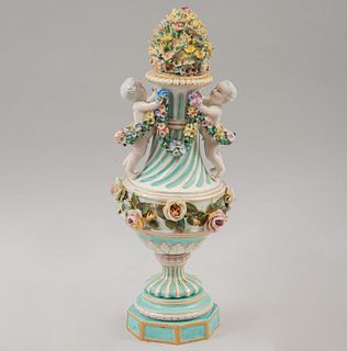 Tibor. Alemania, finales del siglo XIX. Elaborado en porcelana tipo MEISSEN acabado brillante. Decorado con amorcillos.