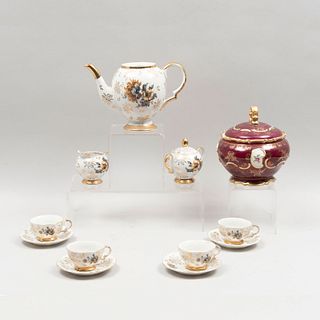 Servicio de té y dulcero. Alemania, siglo XX. Elaborado en porcelana blanca y dulcero en porcelana Rudolf Wachter Bavaria. Pz: 14