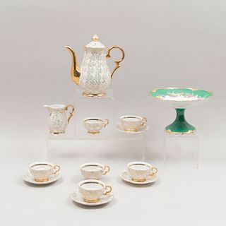 Servicio de té y base para pastel. Alemania, siglo XX. Elaborado en porcelana blanca y base en porcelana Waldershof Bavaria. Pz: 13
