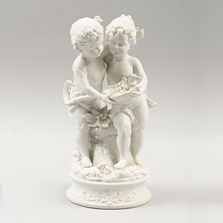 Amorcillos recolectores. Origen europeo, inicios del siglo XX. Elaborados en porcelana biscuit. 28 cm de altura