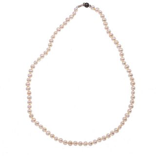 Collar con perlas cultivadas en color blanco. Broche metal base. Peso: 18.1 g.