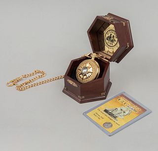 Reloj de bolsillo y moneda de El Cazador. Consta de: Reloj en caja de latón dorado, mecánismo de cuarzo e índices arábigos. Pz: 2