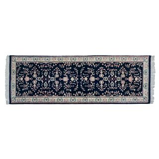 Tapete de pasillo. Persia, Sarough Sherkat Faish, siglo XX. Anudado a mano con fibras de lana y algodón. 80 x 234 cm.