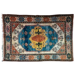 Tapete. Persia, SXX. Estilo Tabriz. Anudado a mano con fibras de lana y algodón. Decorado con motivos geométricos. 230 x 332 cm.