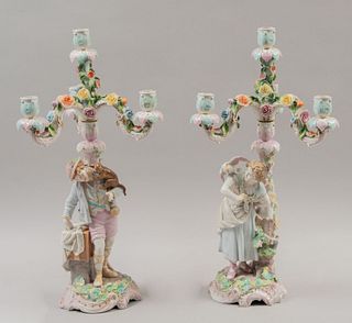 Par de candelabros laterales. Alemania, siglo XIX. Elaborados en porcelana tipo MAISSEN. Para 4 luces y a 2 cuerpos c/u. Piezas: 2