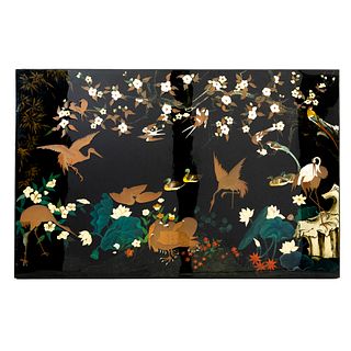 Panel. Origen oriental. SXX. En madera laqueada color negro. Decorado con aves. 123 x 190 x 6 cm.
