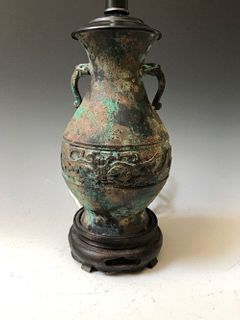 A CHINESE ANTIQUE BROWN VASE 