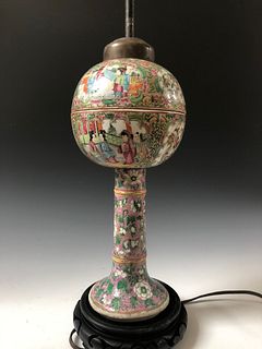 A FINE CHINESE ANTIQUE FAMILLE ROSE LAMP