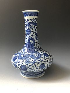 A CHINESE ANTIQUE BLUE AND WHITE PORCELAIN VASE, QIANLONG MARK
